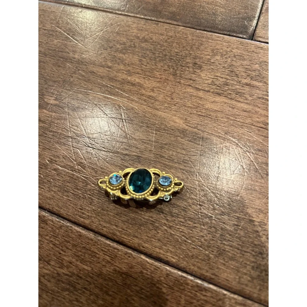 Vintage Gold Tone Brooch Pin with Blue Rhinestones‎ Oval Accent Jewelry